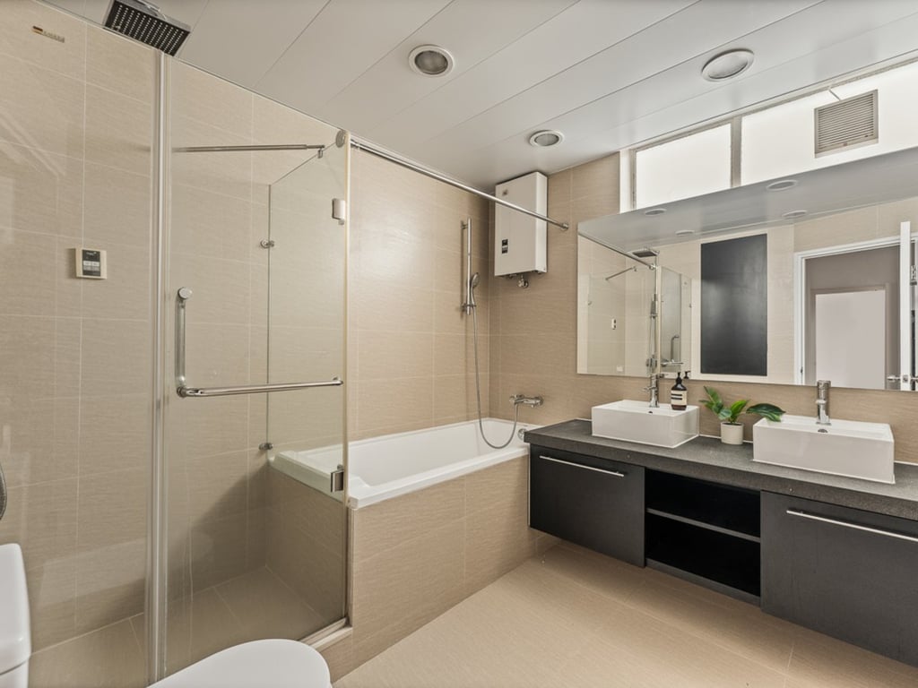 https://img.propertyraptor.com/cdn-cgi/imagedelivery/KD5bF_AFL0JDTbKLWF7z9g/ap8/ap8_001/hornet/prp/img/a0c42f9b364e4415efb6ae951ba9f4cc.jpg/public