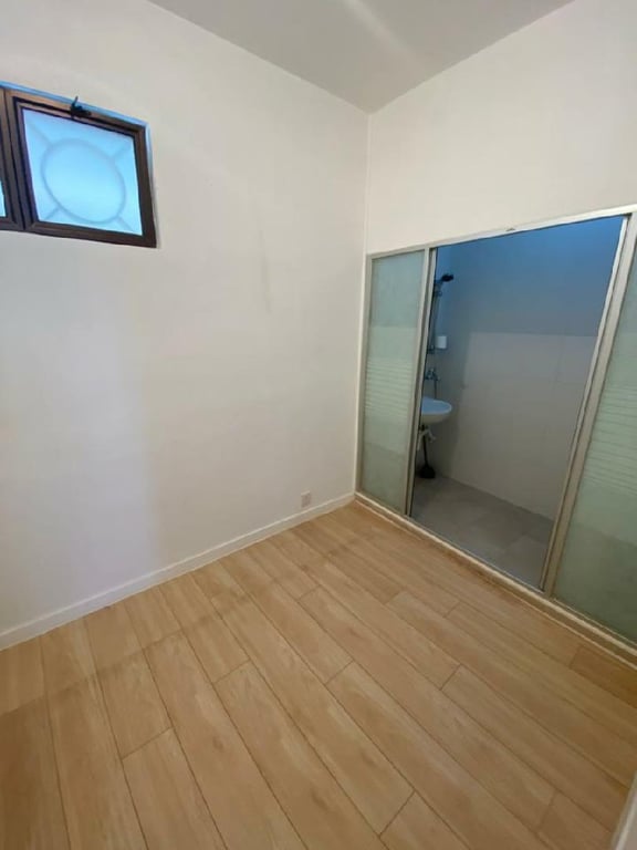 https://img.propertyraptor.com/cdn-cgi/imagedelivery/KD5bF_AFL0JDTbKLWF7z9g/ap8/ap8_001/hornet/prp/img/a0e225328ff2a23dc8d75fb26d2a19c1.jpg/public