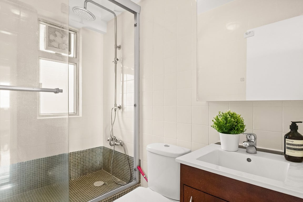 https://img.propertyraptor.com/cdn-cgi/imagedelivery/KD5bF_AFL0JDTbKLWF7z9g/ap8/ap8_001/hornet/prp/img/a1107230ff859d7873fa07f552c09662-wtm.jpg/public