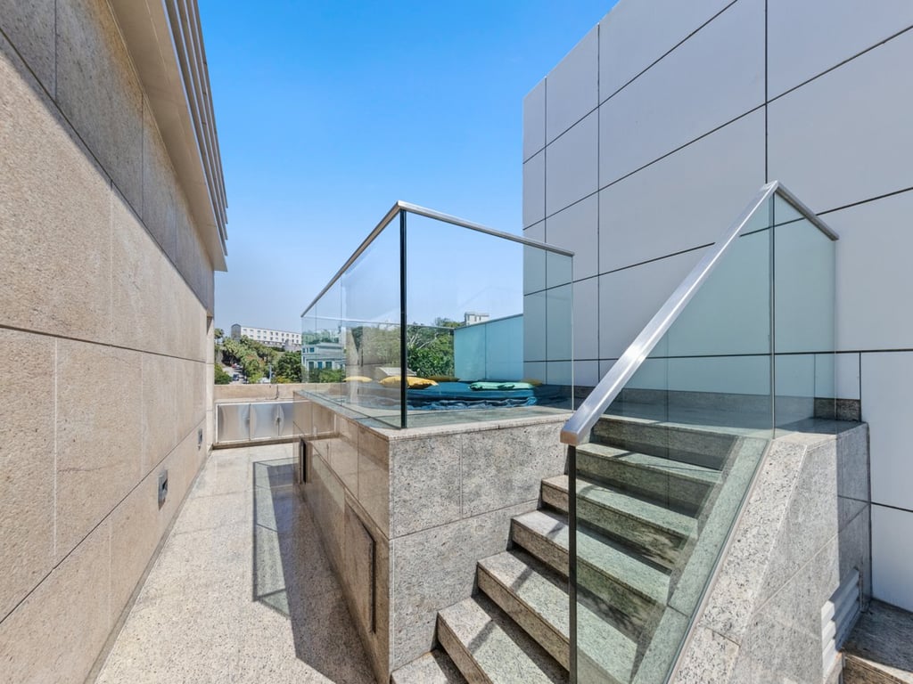 https://img.propertyraptor.com/cdn-cgi/imagedelivery/KD5bF_AFL0JDTbKLWF7z9g/ap8/ap8_001/hornet/prp/img/a13510a5aead2782e9400dde1550a345.jpg/public