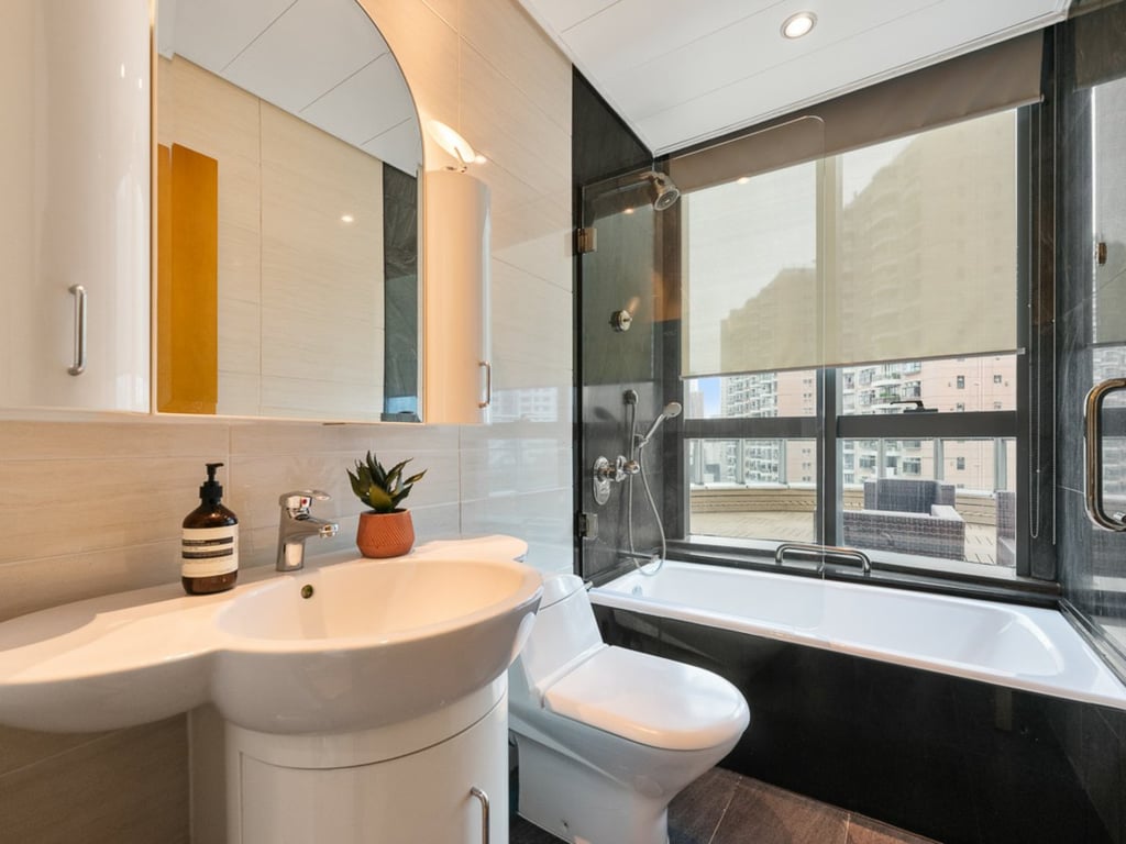 https://img.propertyraptor.com/cdn-cgi/imagedelivery/KD5bF_AFL0JDTbKLWF7z9g/ap8/ap8_001/hornet/prp/img/a182533132ed7b2da234decdbb5c33c4.jpg/public