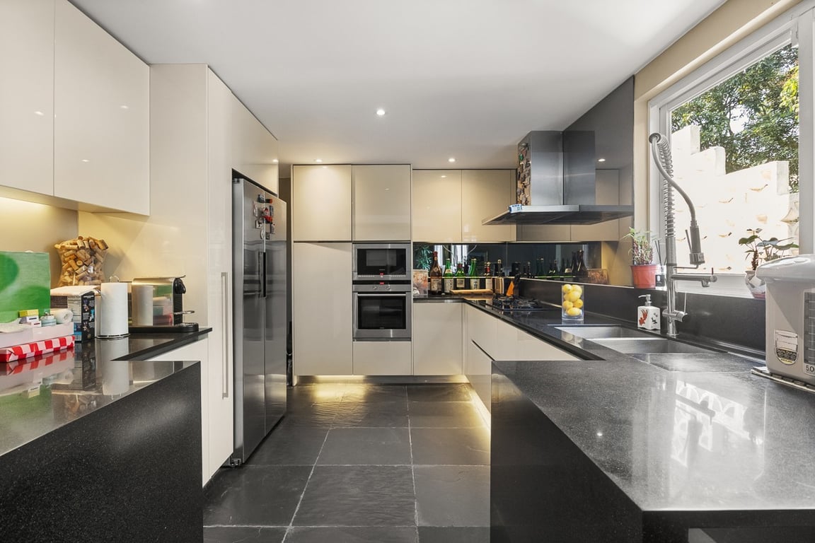 https://img.propertyraptor.com/cdn-cgi/imagedelivery/KD5bF_AFL0JDTbKLWF7z9g/ap8/ap8_001/hornet/prp/img/a1df046a07f7fb6816c03318359dcd11-wtm.jpg/public