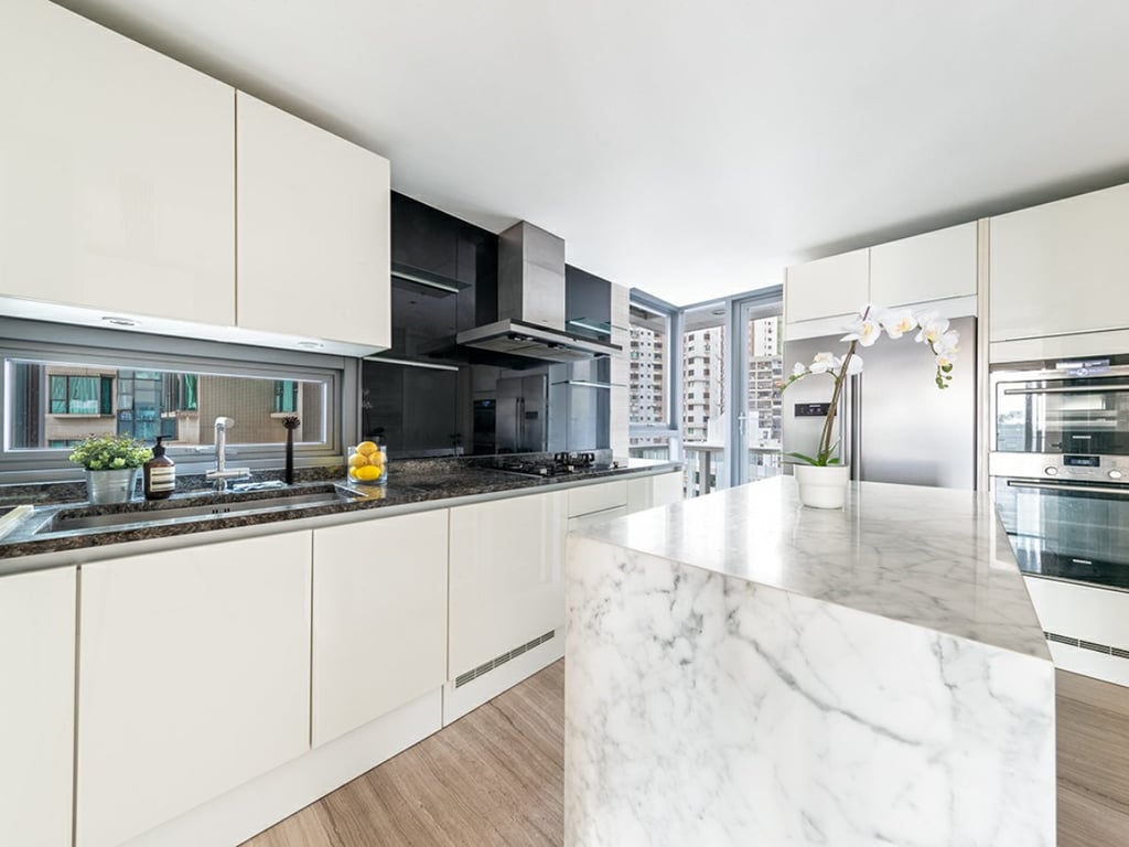 https://img.propertyraptor.com/cdn-cgi/imagedelivery/KD5bF_AFL0JDTbKLWF7z9g/ap8/ap8_001/hornet/prp/img/a1f5ffa02abd6c1389aa90e18b204b22.jpg/public