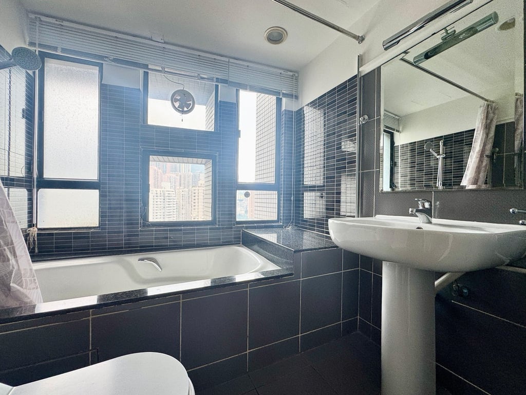 https://img.propertyraptor.com/cdn-cgi/imagedelivery/KD5bF_AFL0JDTbKLWF7z9g/ap8/ap8_001/hornet/prp/img/a286654087408467ba67d312699fa933-wtm.jpg/public