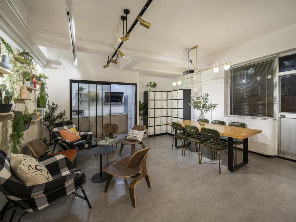 https://img.propertyraptor.com/cdn-cgi/imagedelivery/KD5bF_AFL0JDTbKLWF7z9g/ap8/ap8_001/hornet/prp/img/a2e3ea4ad540f2fbcf55086c4a85b620.jpg/public