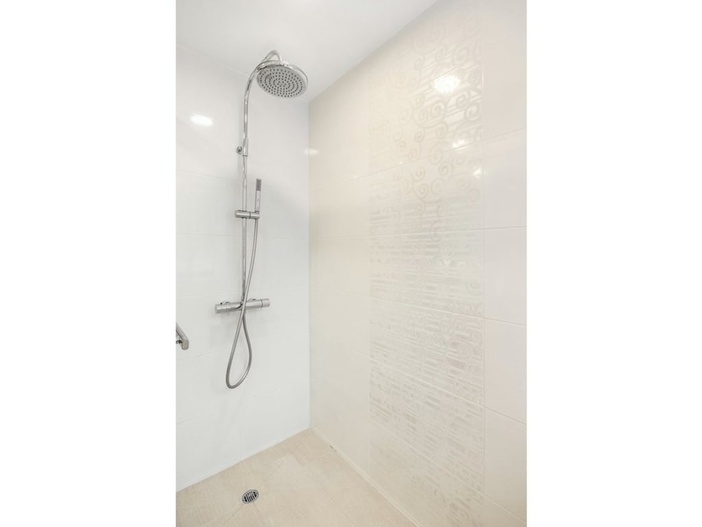 https://img.propertyraptor.com/cdn-cgi/imagedelivery/KD5bF_AFL0JDTbKLWF7z9g/ap8/ap8_001/hornet/prp/img/a31c673899002178c61fdf3287eb0b03-wtm.jpg/public