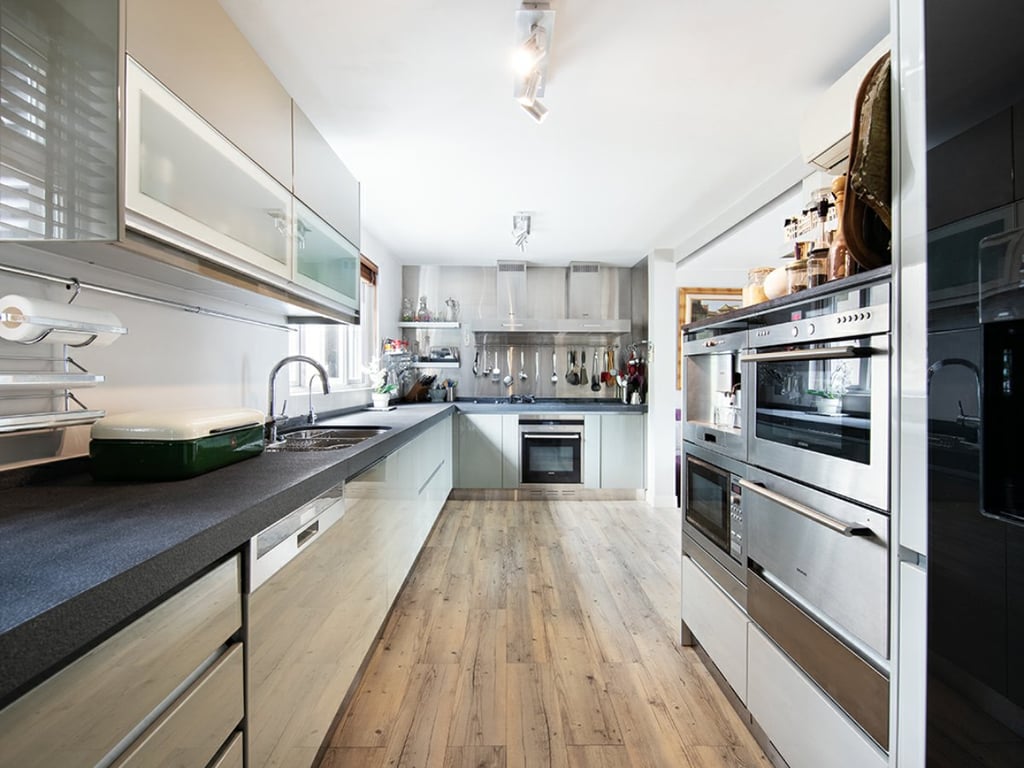 https://img.propertyraptor.com/cdn-cgi/imagedelivery/KD5bF_AFL0JDTbKLWF7z9g/ap8/ap8_001/hornet/prp/img/a37189fe1e38f0f83d91752a09659966.jpg/public