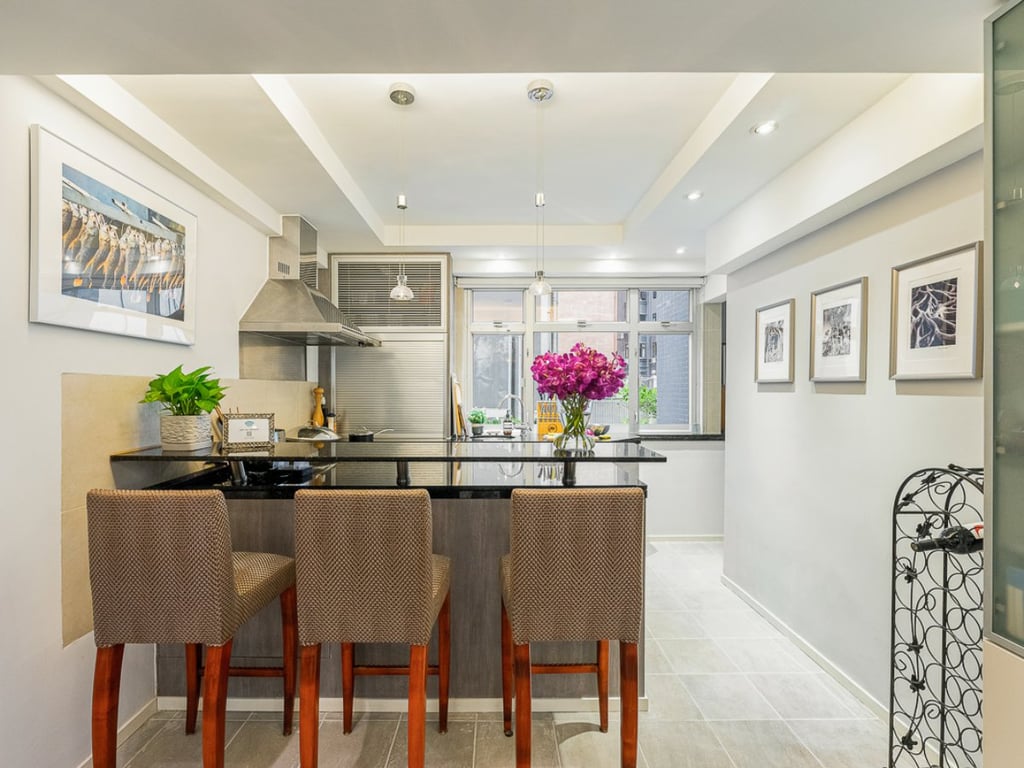 https://img.propertyraptor.com/cdn-cgi/imagedelivery/KD5bF_AFL0JDTbKLWF7z9g/ap8/ap8_001/hornet/prp/img/a385198064f10943f654d46a9442eb1f.jpg/public