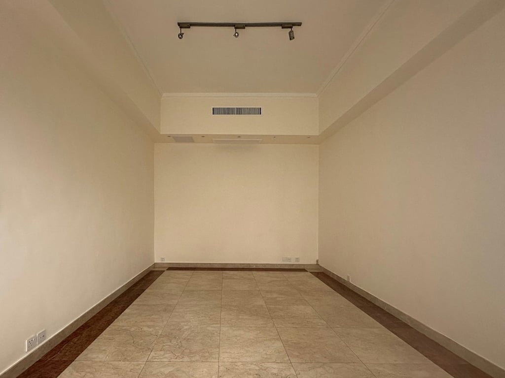 https://img.propertyraptor.com/cdn-cgi/imagedelivery/KD5bF_AFL0JDTbKLWF7z9g/ap8/ap8_001/hornet/prp/img/a3a45aafa126cd0b43c48c9e1e4d1296.jpg/public