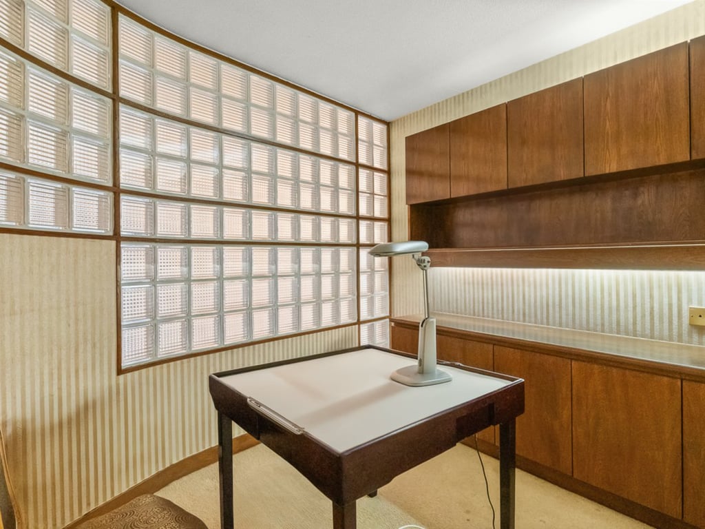 https://img.propertyraptor.com/cdn-cgi/imagedelivery/KD5bF_AFL0JDTbKLWF7z9g/ap8/ap8_001/hornet/prp/img/a3d2a907ce8c4661db7c0487022c9976.jpg/public
