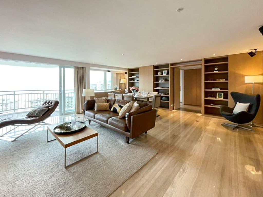 https://img.propertyraptor.com/cdn-cgi/imagedelivery/KD5bF_AFL0JDTbKLWF7z9g/ap8/ap8_001/hornet/prp/img/a3ebe81428c1b399710a8e17d12d2a13.jpg/public