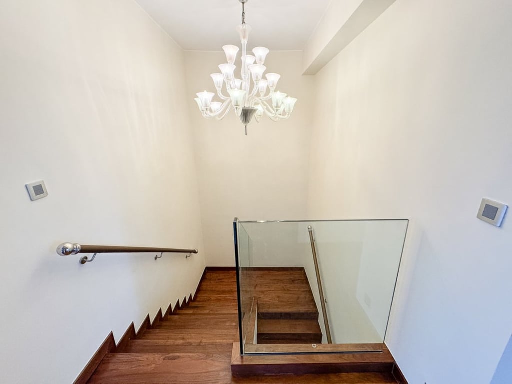 https://img.propertyraptor.com/cdn-cgi/imagedelivery/KD5bF_AFL0JDTbKLWF7z9g/ap8/ap8_001/hornet/prp/img/a3f1353f64d7c42517e15b15bfbb14e3.jpg/public
