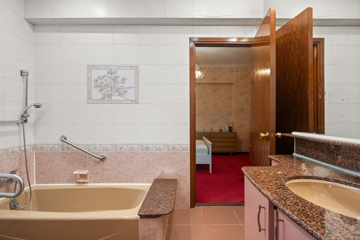 https://img.propertyraptor.com/cdn-cgi/imagedelivery/KD5bF_AFL0JDTbKLWF7z9g/ap8/ap8_001/hornet/prp/img/a446ddb7b6d9755277cb01e837508525-wtm.jpg/public