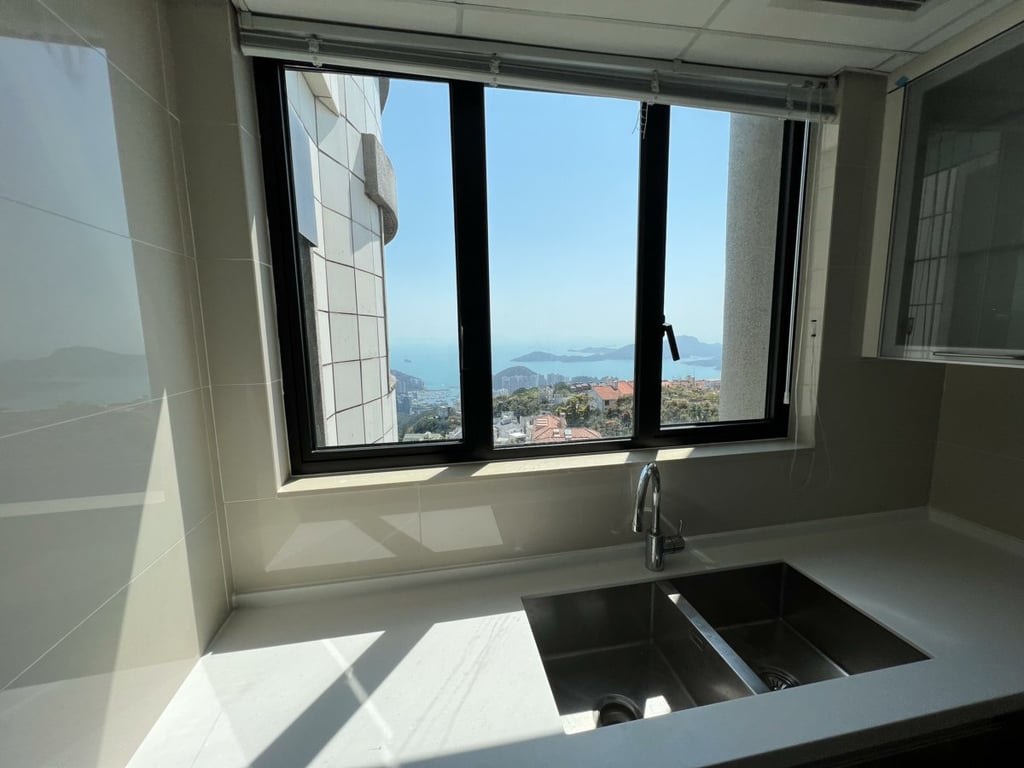https://img.propertyraptor.com/cdn-cgi/imagedelivery/KD5bF_AFL0JDTbKLWF7z9g/ap8/ap8_001/hornet/prp/img/a456045e59ca2fd7caa1b7fe419b28bb.jpg/public