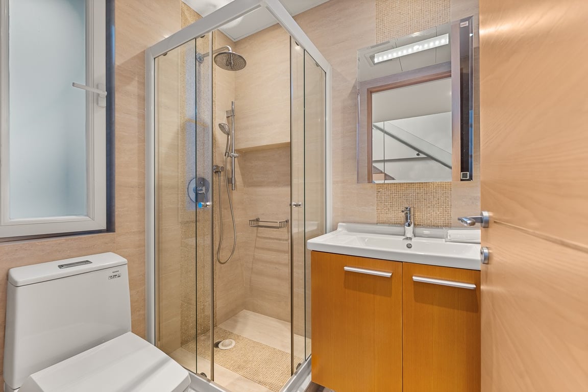 https://img.propertyraptor.com/cdn-cgi/imagedelivery/KD5bF_AFL0JDTbKLWF7z9g/ap8/ap8_001/hornet/prp/img/a496bbff542cbcdf8567bfd17302049f-wtm.jpg/public