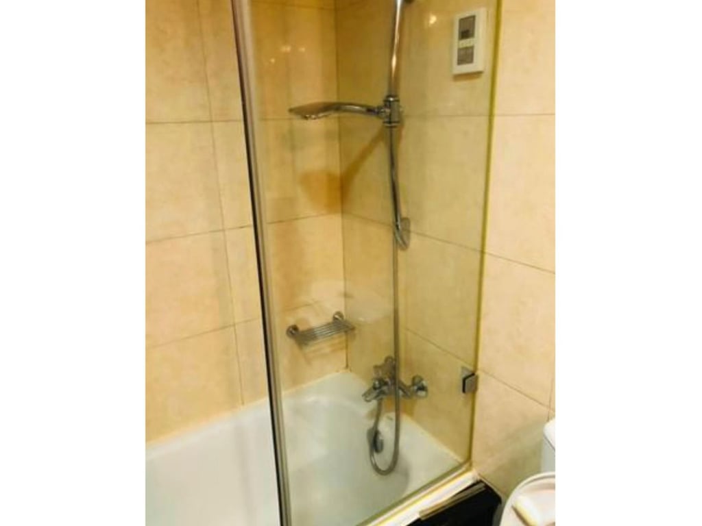 https://img.propertyraptor.com/cdn-cgi/imagedelivery/KD5bF_AFL0JDTbKLWF7z9g/ap8/ap8_001/hornet/prp/img/a53cffdaa84a1ee6b52378f7311baa97.jpg/public