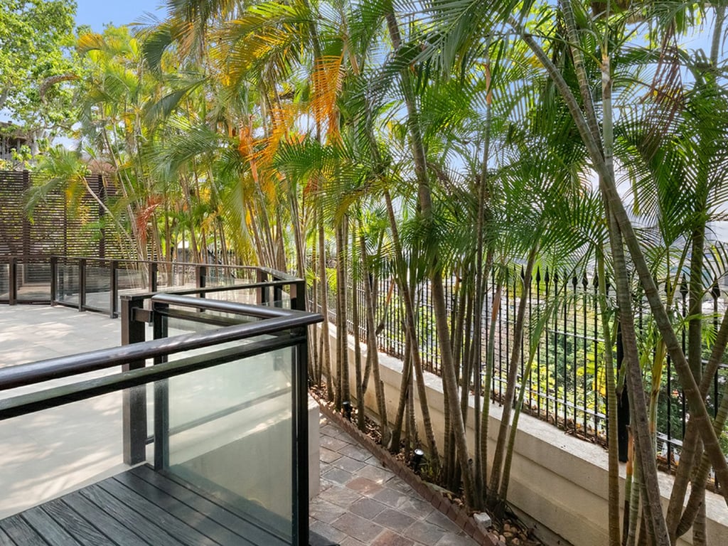 https://img.propertyraptor.com/cdn-cgi/imagedelivery/KD5bF_AFL0JDTbKLWF7z9g/ap8/ap8_001/hornet/prp/img/a56b2085cc6dbda0c54065d088674908.jpg/public