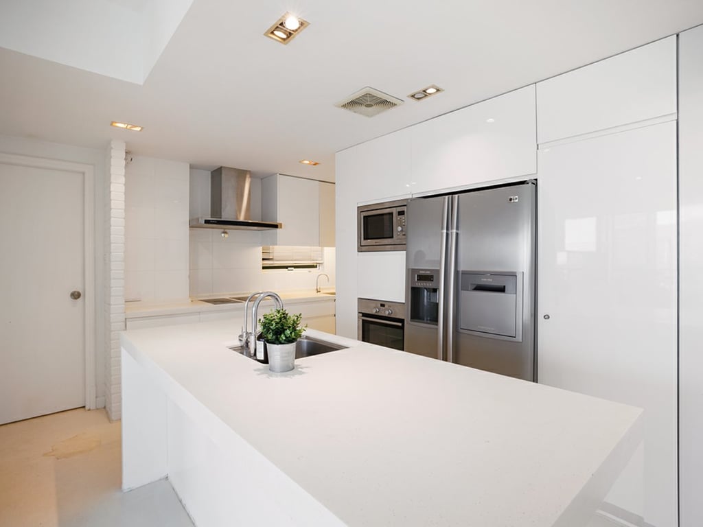 https://img.propertyraptor.com/cdn-cgi/imagedelivery/KD5bF_AFL0JDTbKLWF7z9g/ap8/ap8_001/hornet/prp/img/a57d32d9f074e0065f9067e07891cc6f.jpg/public