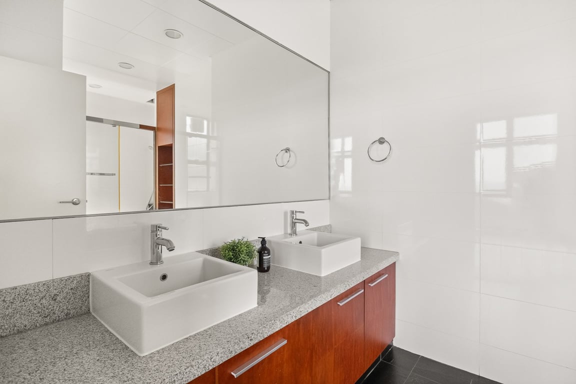 https://img.propertyraptor.com/cdn-cgi/imagedelivery/KD5bF_AFL0JDTbKLWF7z9g/ap8/ap8_001/hornet/prp/img/a59ba232cdef1342a91aab254ed988b4-wtm.jpg/public