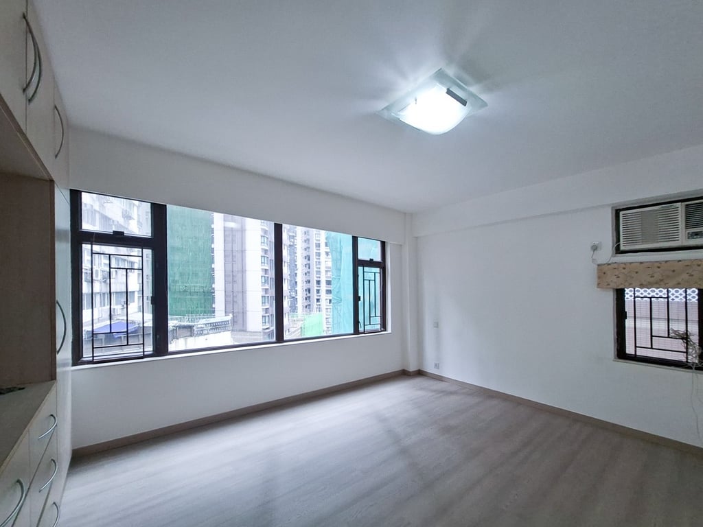 https://img.propertyraptor.com/cdn-cgi/imagedelivery/KD5bF_AFL0JDTbKLWF7z9g/ap8/ap8_001/hornet/prp/img/a601edcae77f84bebb5d65a448dcb382-wtm.jpg/public