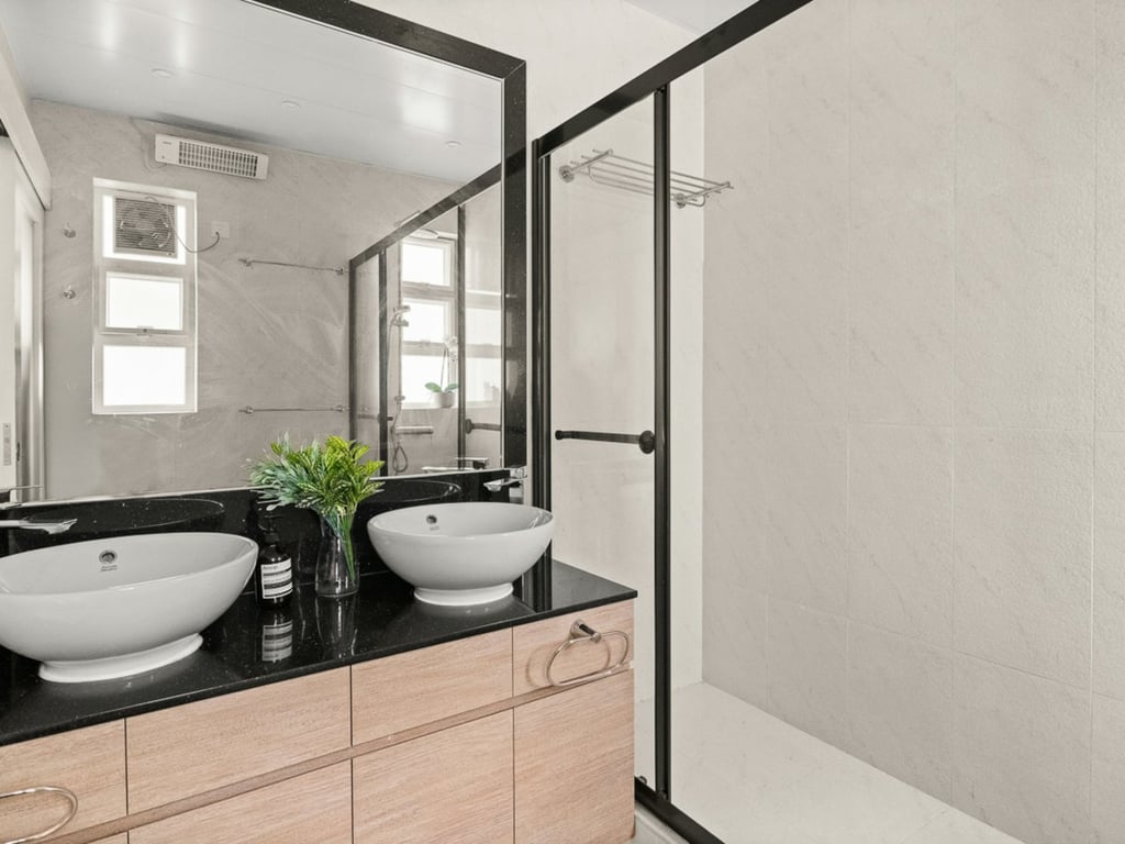 https://img.propertyraptor.com/cdn-cgi/imagedelivery/KD5bF_AFL0JDTbKLWF7z9g/ap8/ap8_001/hornet/prp/img/a61e8d3625530a92f8814dc7c0439ed2.jpg/public