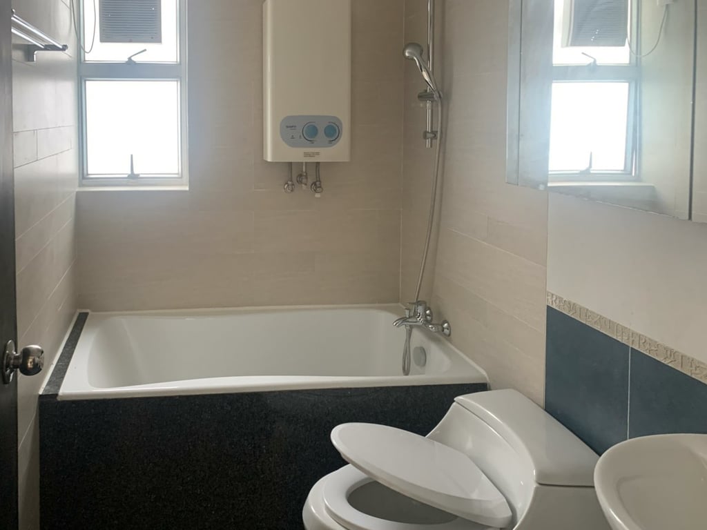 https://img.propertyraptor.com/cdn-cgi/imagedelivery/KD5bF_AFL0JDTbKLWF7z9g/ap8/ap8_001/hornet/prp/img/a6432820948e71b39fb4c920d9263d63.jpg/public