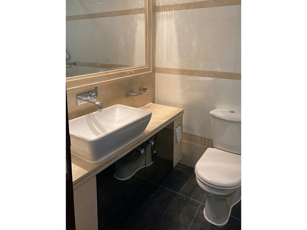 https://img.propertyraptor.com/cdn-cgi/imagedelivery/KD5bF_AFL0JDTbKLWF7z9g/ap8/ap8_001/hornet/prp/img/a684e75f3ed1c90a16cb66a813036093.jpg/public