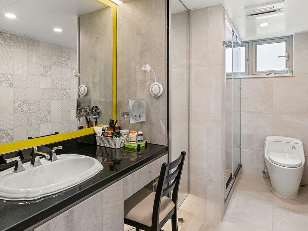 https://img.propertyraptor.com/cdn-cgi/imagedelivery/KD5bF_AFL0JDTbKLWF7z9g/ap8/ap8_001/hornet/prp/img/a6c9eceb1985fabec3c01d46473f6011.jpg/public