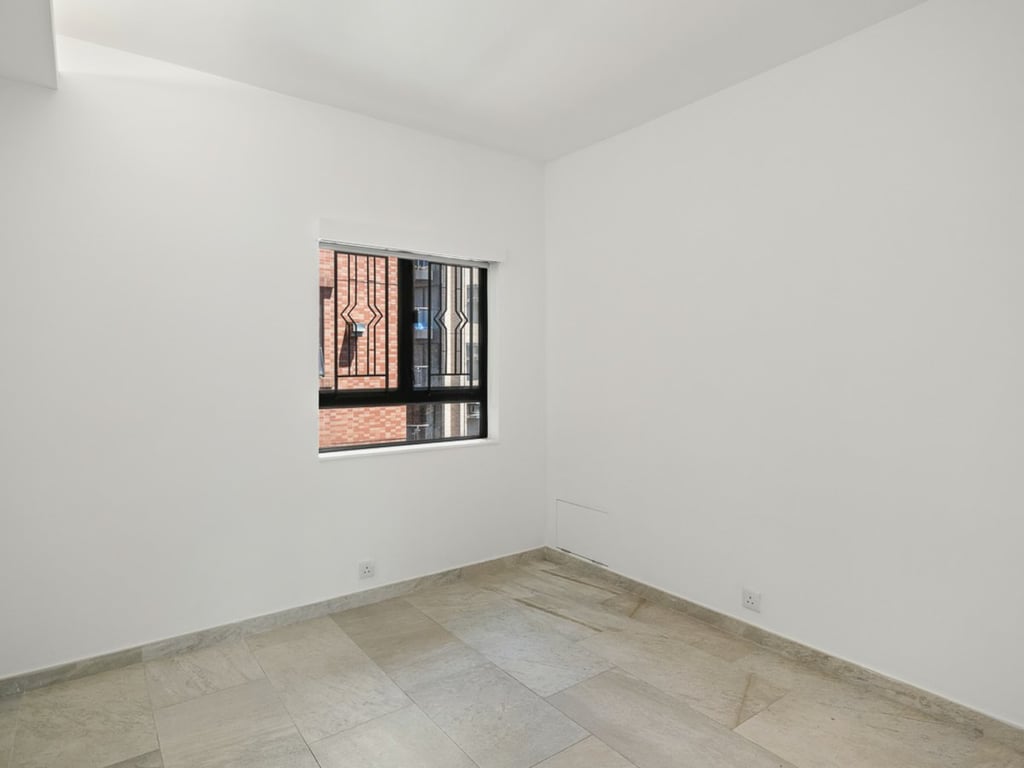https://img.propertyraptor.com/cdn-cgi/imagedelivery/KD5bF_AFL0JDTbKLWF7z9g/ap8/ap8_001/hornet/prp/img/a6f5d1649b099afbe074b0623ca206d6.jpg/public