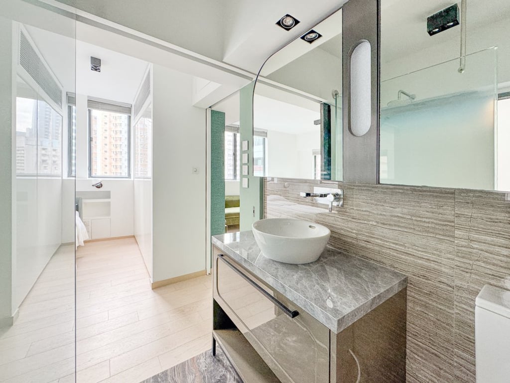 https://img.propertyraptor.com/cdn-cgi/imagedelivery/KD5bF_AFL0JDTbKLWF7z9g/ap8/ap8_001/hornet/prp/img/a721bc516607e58c5caab6fc66a4c89a.jpg/public