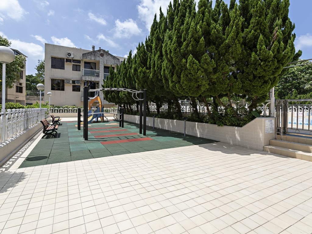 https://img.propertyraptor.com/cdn-cgi/imagedelivery/KD5bF_AFL0JDTbKLWF7z9g/ap8/ap8_001/hornet/prp/img/a79ee1e954435fcc29be6eab0e96300a.jpg/public