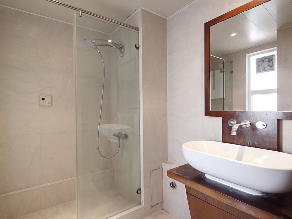 https://img.propertyraptor.com/cdn-cgi/imagedelivery/KD5bF_AFL0JDTbKLWF7z9g/ap8/ap8_001/hornet/prp/img/a7d03bcefe54d2d3a40409c1cd60c4f3.jpg/public