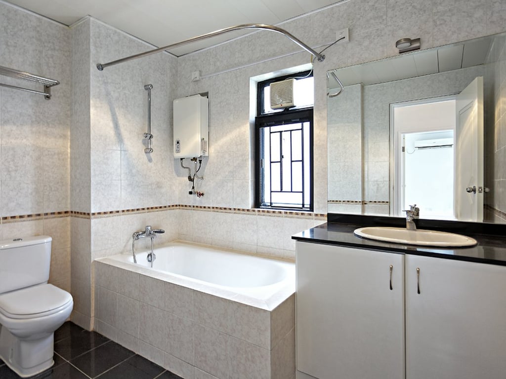 https://img.propertyraptor.com/cdn-cgi/imagedelivery/KD5bF_AFL0JDTbKLWF7z9g/ap8/ap8_001/hornet/prp/img/a84d5fa98a1ff070d418146177d97a59.jpg/public