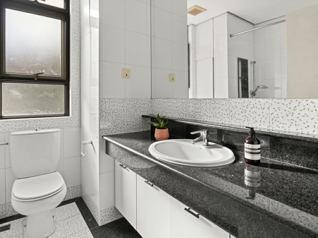https://img.propertyraptor.com/cdn-cgi/imagedelivery/KD5bF_AFL0JDTbKLWF7z9g/ap8/ap8_001/hornet/prp/img/a8616cadc006d6d573b78ccf8c4abe6d-wtm.jpg/public