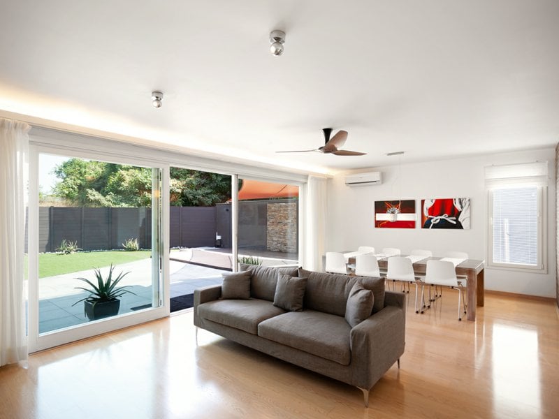 https://img.propertyraptor.com/cdn-cgi/imagedelivery/KD5bF_AFL0JDTbKLWF7z9g/ap8/ap8_001/hornet/prp/img/a8c82d78baec9c8b36335942c3761e47.jpg/public