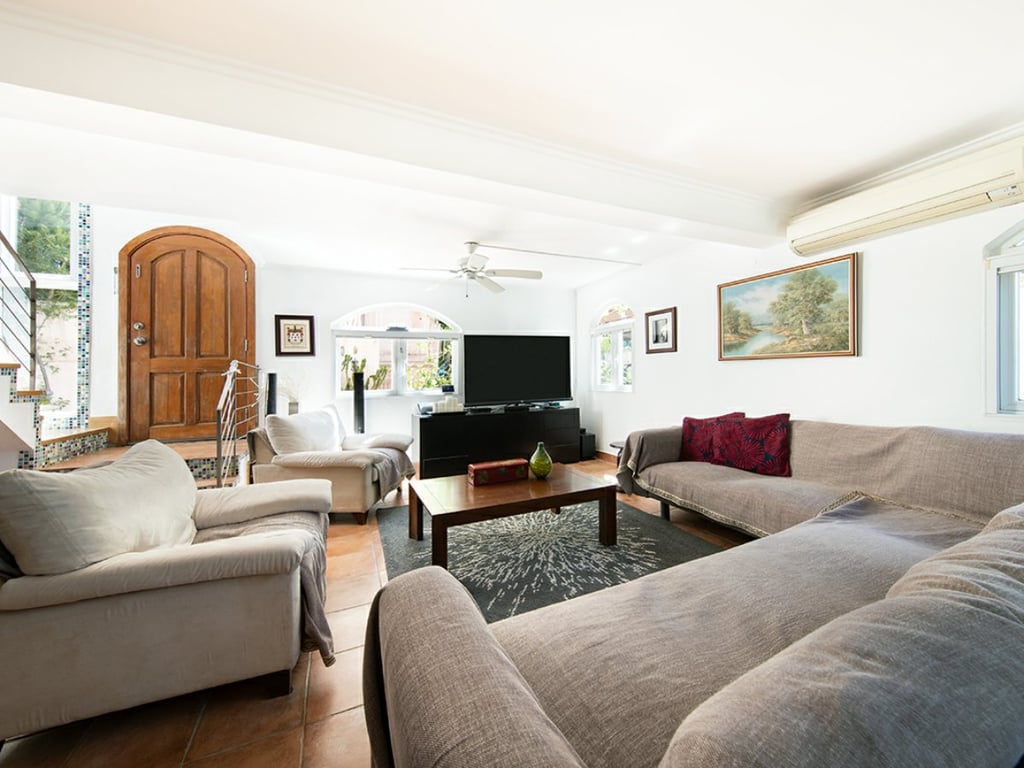 https://img.propertyraptor.com/cdn-cgi/imagedelivery/KD5bF_AFL0JDTbKLWF7z9g/ap8/ap8_001/hornet/prp/img/a9339a718579a325115002cfa61fef21.jpg/public