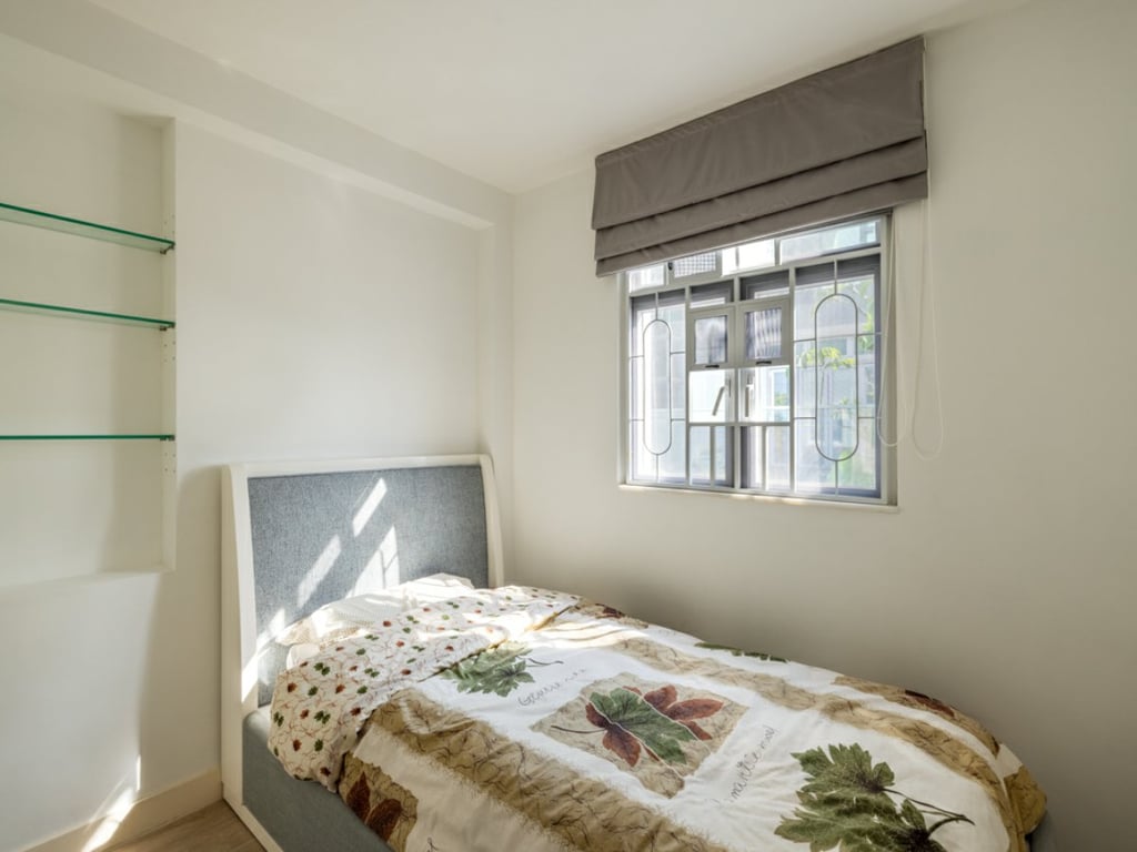 https://img.propertyraptor.com/cdn-cgi/imagedelivery/KD5bF_AFL0JDTbKLWF7z9g/ap8/ap8_001/hornet/prp/img/a97af503ea110e79f146cea449cc8228.jpg/public