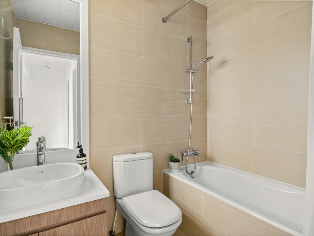 https://img.propertyraptor.com/cdn-cgi/imagedelivery/KD5bF_AFL0JDTbKLWF7z9g/ap8/ap8_001/hornet/prp/img/a97fa44643ab82479915b730ebc5a335.jpg/public
