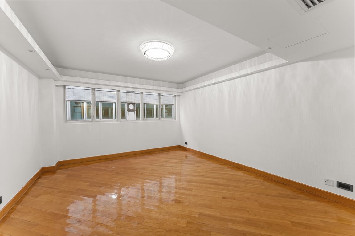 https://img.propertyraptor.com/cdn-cgi/imagedelivery/KD5bF_AFL0JDTbKLWF7z9g/ap8/ap8_001/hornet/prp/img/a998893773e7e8f1d0a997c66c7de37d-wtm.jpg/public