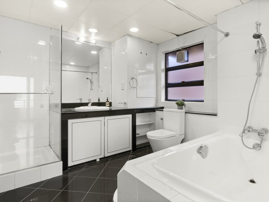 https://img.propertyraptor.com/cdn-cgi/imagedelivery/KD5bF_AFL0JDTbKLWF7z9g/ap8/ap8_001/hornet/prp/img/aa2e12de7068f389be31c43031263c40-wtm.jpg/public