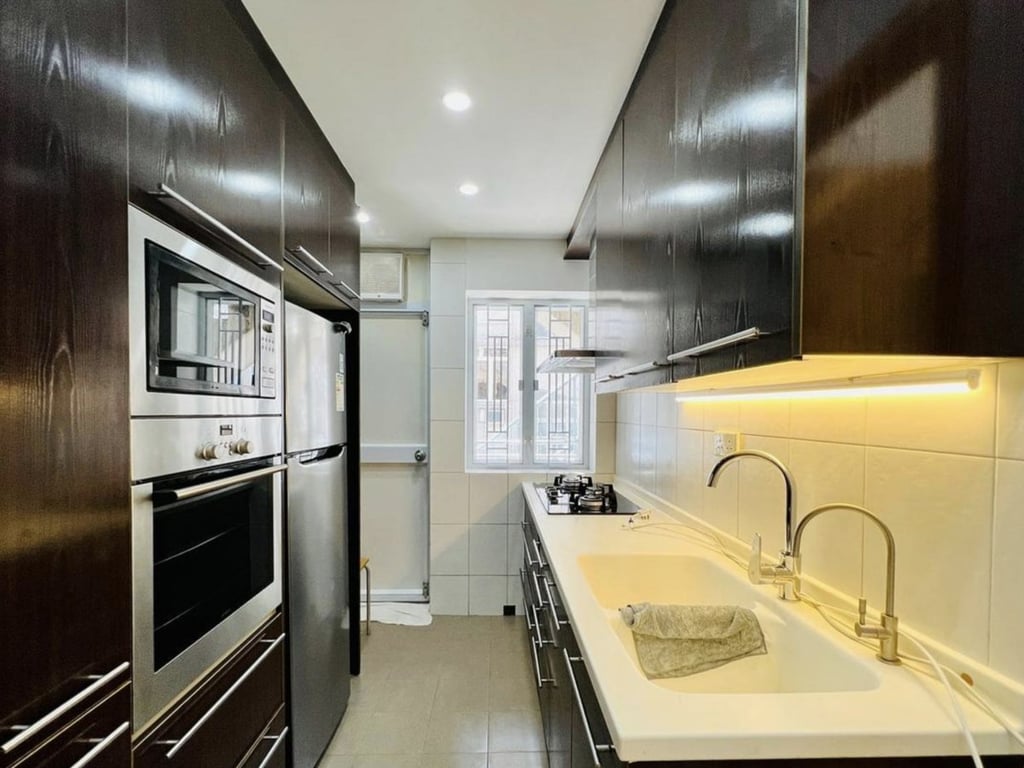 https://img.propertyraptor.com/cdn-cgi/imagedelivery/KD5bF_AFL0JDTbKLWF7z9g/ap8/ap8_001/hornet/prp/img/aa3faee082226e3c5605a32eab43259b.jpg/public