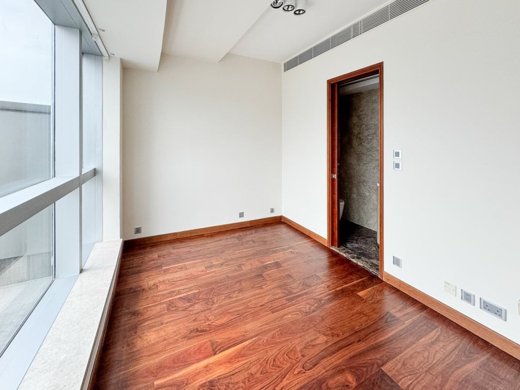 https://img.propertyraptor.com/cdn-cgi/imagedelivery/KD5bF_AFL0JDTbKLWF7z9g/ap8/ap8_001/hornet/prp/img/aacce0a514a4a0a91e8efbb0e0c1ffa2.jpg/public