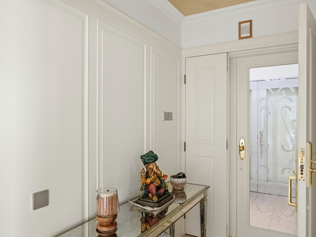 https://img.propertyraptor.com/cdn-cgi/imagedelivery/KD5bF_AFL0JDTbKLWF7z9g/ap8/ap8_001/hornet/prp/img/aad2658065a4054c782e4b2fe3363f60.jpg/public