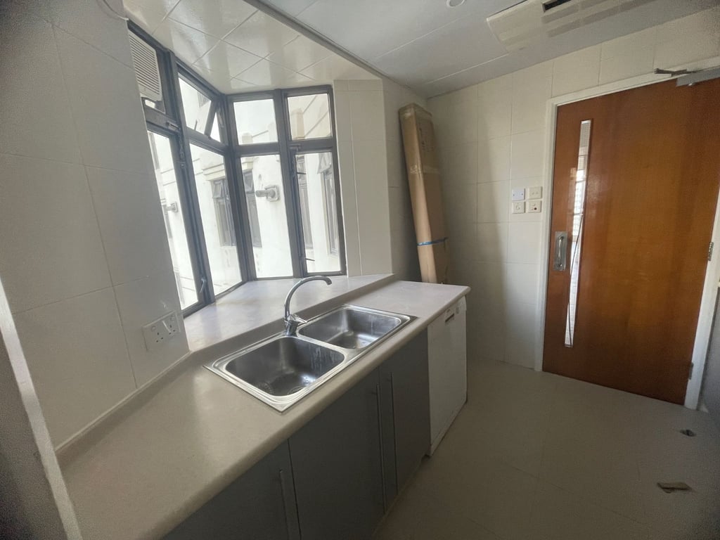 https://img.propertyraptor.com/cdn-cgi/imagedelivery/KD5bF_AFL0JDTbKLWF7z9g/ap8/ap8_001/hornet/prp/img/ab452c9fcde7a30ec39404c0a3e34c68-wtm.jpg/public