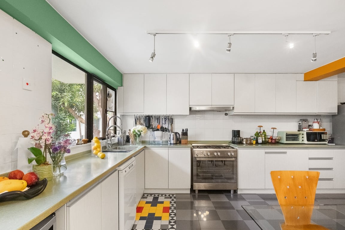 https://img.propertyraptor.com/cdn-cgi/imagedelivery/KD5bF_AFL0JDTbKLWF7z9g/ap8/ap8_001/hornet/prp/img/ab5184eff9dbe582ae0720fd4afde1da-wtm.jpg/public