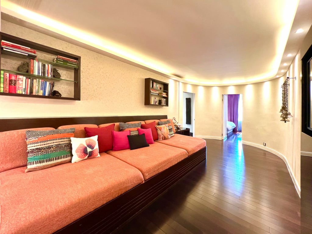 https://img.propertyraptor.com/cdn-cgi/imagedelivery/KD5bF_AFL0JDTbKLWF7z9g/ap8/ap8_001/hornet/prp/img/abb874b9bc81b98c83e942c275f7e584.jpg/public