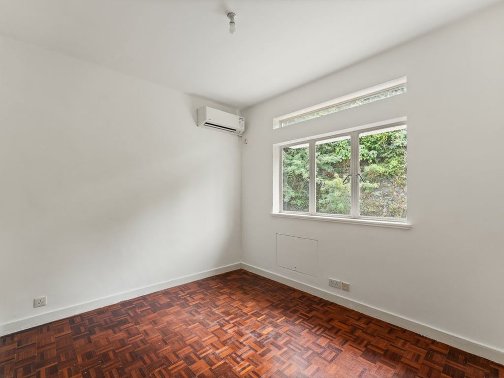 https://img.propertyraptor.com/cdn-cgi/imagedelivery/KD5bF_AFL0JDTbKLWF7z9g/ap8/ap8_001/hornet/prp/img/abbd7335f2618ec49b0f552ce8d5104e.jpg/public
