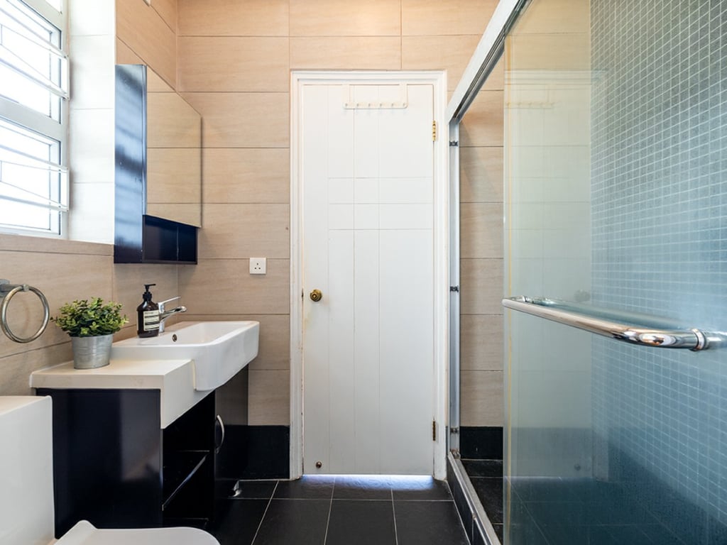https://img.propertyraptor.com/cdn-cgi/imagedelivery/KD5bF_AFL0JDTbKLWF7z9g/ap8/ap8_001/hornet/prp/img/abf550bac1342cf1db1807335e890d30.jpg/public