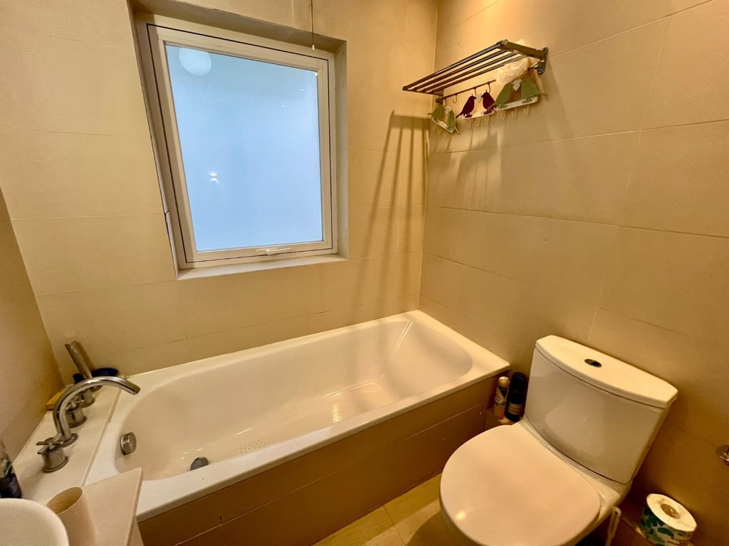 https://img.propertyraptor.com/cdn-cgi/imagedelivery/KD5bF_AFL0JDTbKLWF7z9g/ap8/ap8_001/hornet/prp/img/ac2349d7b1505dd9bd6b082928b14713-wtm.jpg/public