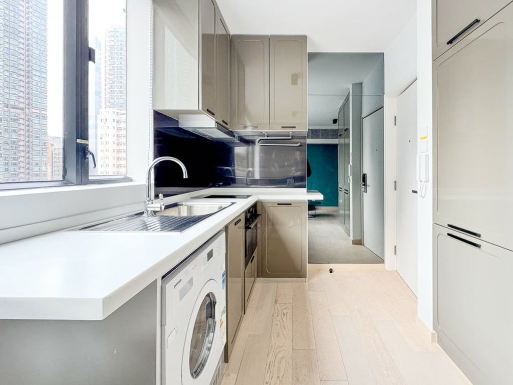 https://img.propertyraptor.com/cdn-cgi/imagedelivery/KD5bF_AFL0JDTbKLWF7z9g/ap8/ap8_001/hornet/prp/img/ac251461304d4a88ee036e34753178cd.jpg/public